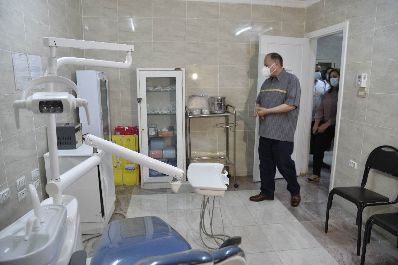 محافظ_أسيوط_يتفقد_سير_العمل_بمركز_تطعيم_المواطنين_بلقاح_كورونا_بمركز_رعاية_طفل_قلتة_(7)