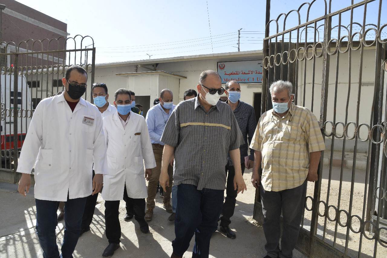 محافظ_أسيوط_يتفقد_مركز_تطعيم_لقاح_كورونا_بالمركز_الاقليمي_لخدمات_نقل_الدم_(1)