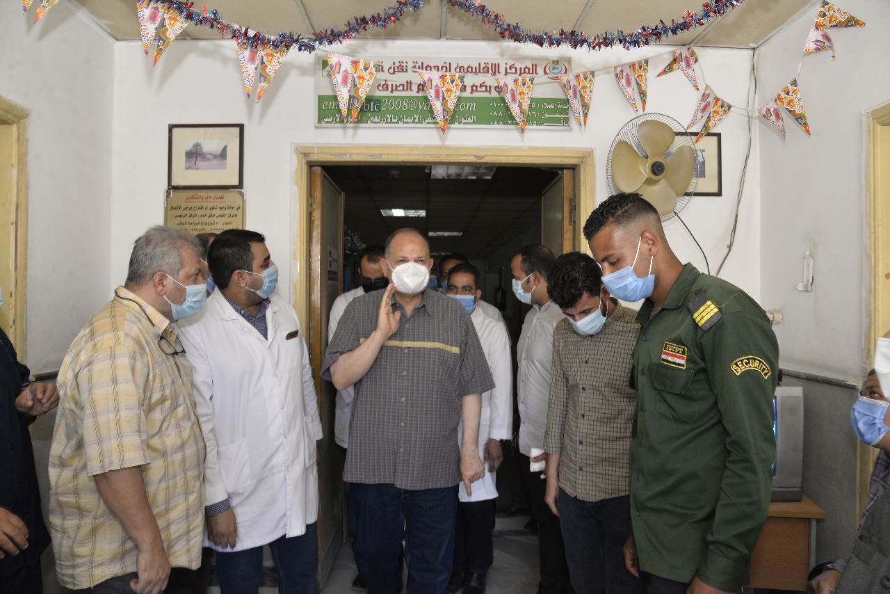 محافظ_أسيوط_يتفقد_مركز_تطعيم_لقاح_كورونا_بالمركز_الاقليمي_لخدمات_نقل_الدم_(3)