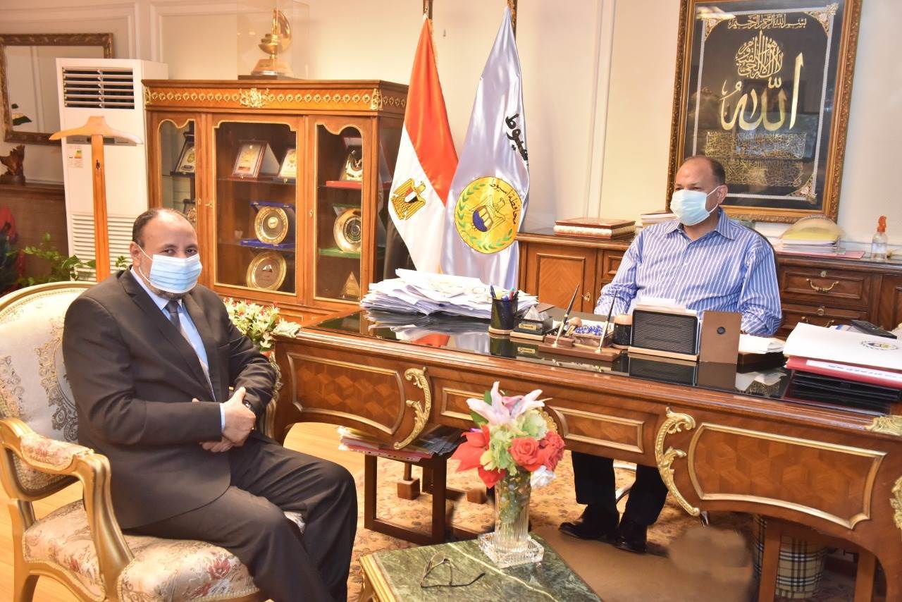 محافظ_أسيوط_يلتقي_نائب_رئيس_جامعة_الأزهر__(1)