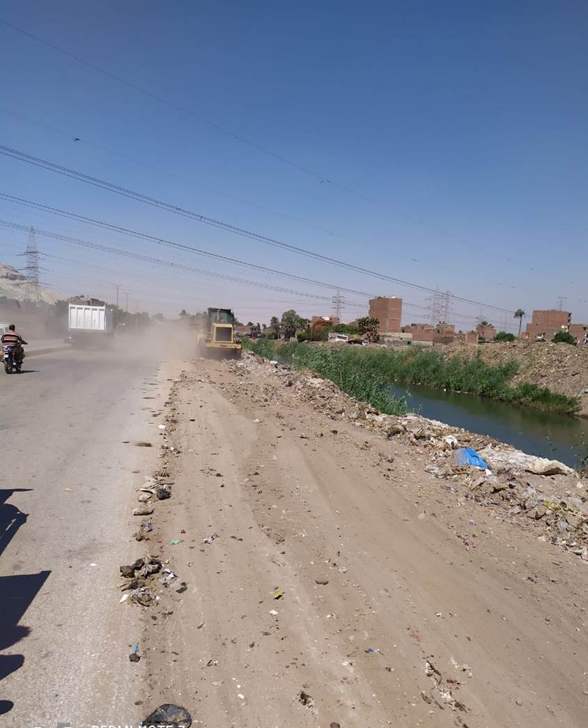 وحدة_الانقاذ_السريع_ترفع_مخلفات_مباني_وقمامة_بالطريق_الدائري_(13)