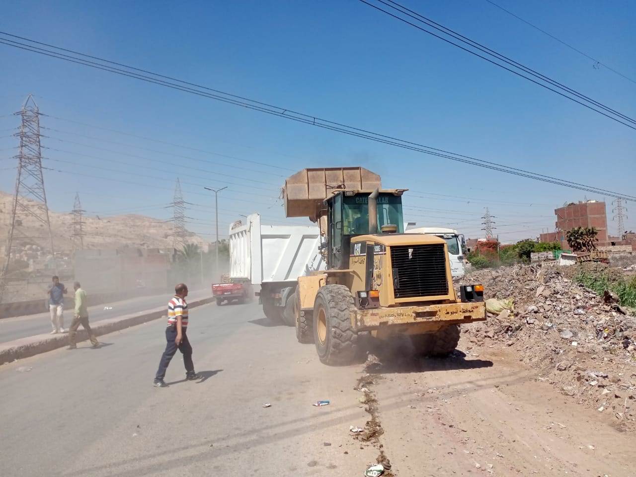 وحدة_الانقاذ_السريع_ترفع_مخلفات_مباني_وقمامة_بالطريق_الدائري_(2)