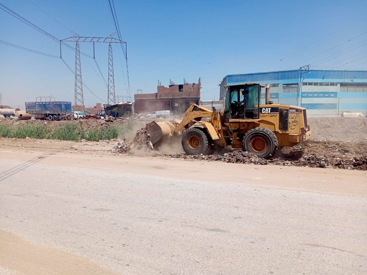 وحدة_الانقاذ_السريع_ترفع_مخلفات_مباني_وقمامة_بالطريق_الدائري_(5)