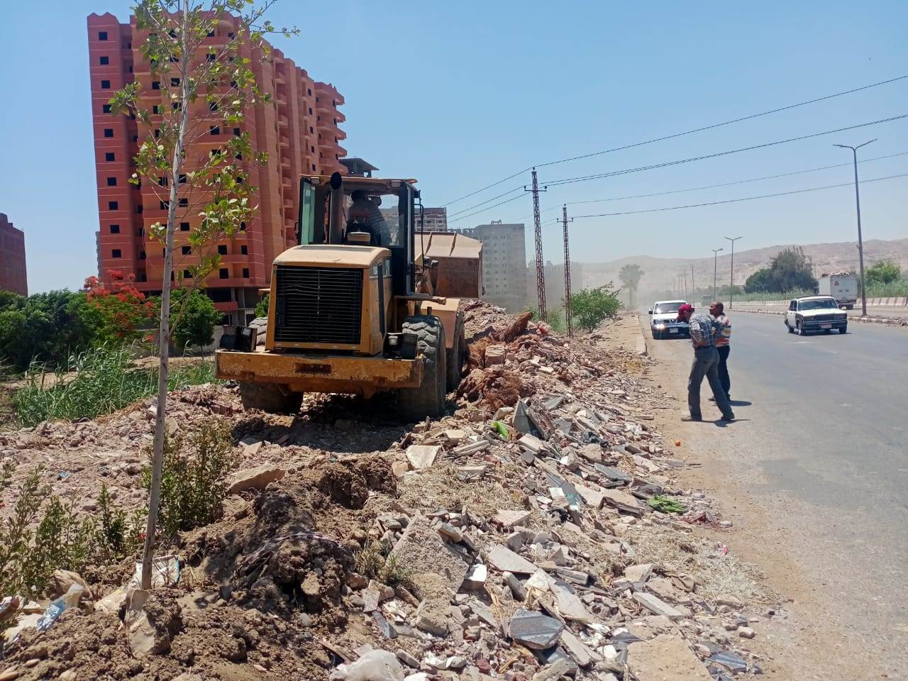 وحدة_الانقاذ_السريع_ترفع_مخلفات_مباني_وقمامة_بالطريق_الدائري_(8)