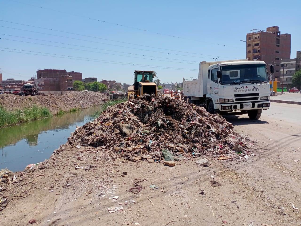 وحدة_الانقاذ_السريع_ترفع_مخلفات_مباني_وقمامة_بالطريق_الدائري_(9)