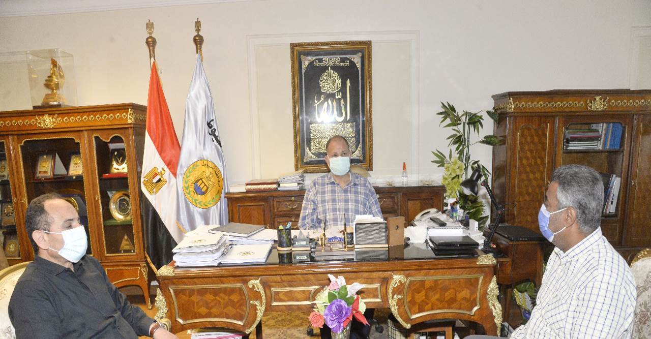 لقاء_محافظ_أسيوط_مع_مدير_العبارات_النهرية_(1)