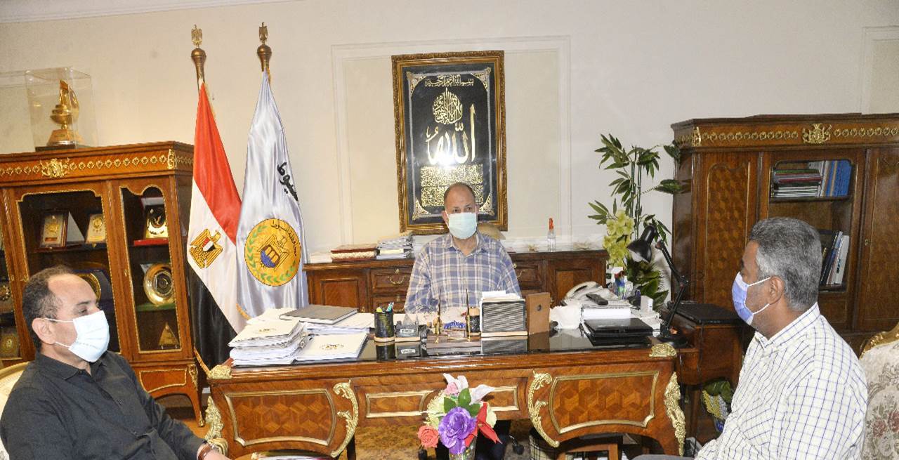 لقاء_محافظ_أسيوط_مع_مدير_العبارات_النهرية_(2)