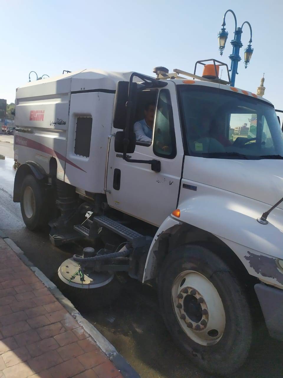 حملات_مكثغة_لنظافة_وغسل_الأرصفة_والشوارع_والميادين_الحيوية_بحي_شرق_(12)