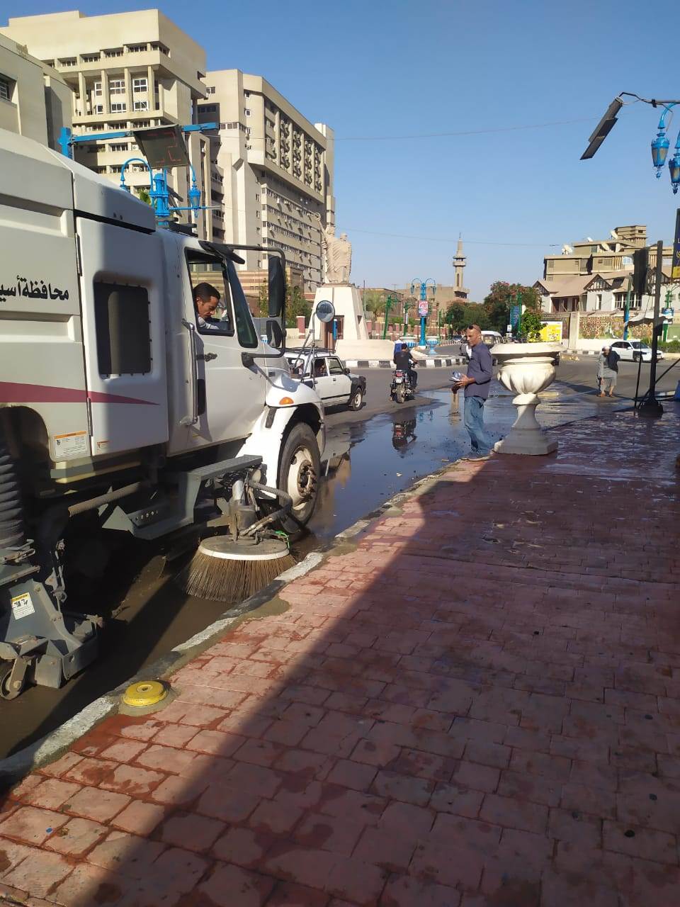 حملات_مكثغة_لنظافة_وغسل_الأرصفة_والشوارع_والميادين_الحيوية_بحي_شرق_(5)