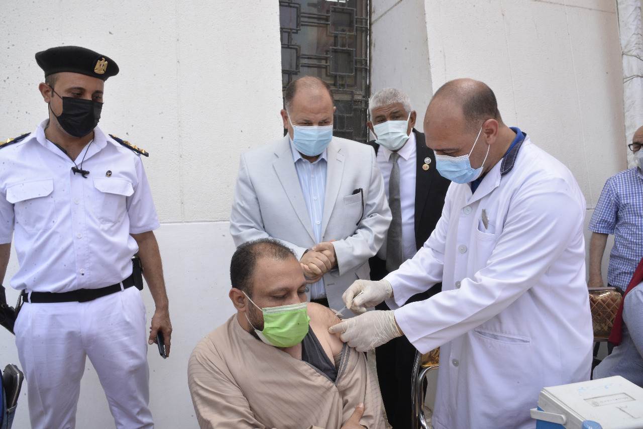 محافظ_أسيوط_يشهد_انطلاق_قوافل_حزب_حماة_الوطن_سجل___اتطعم(11)