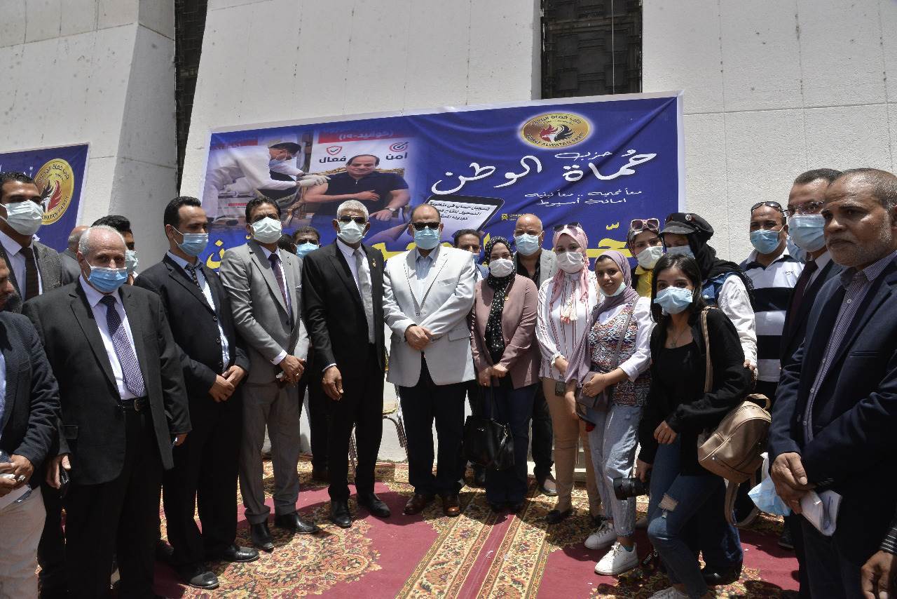 محافظ_أسيوط_يشهد_انطلاق_قوافل_حزب_حماة_الوطن_سجل___اتطعم(15)