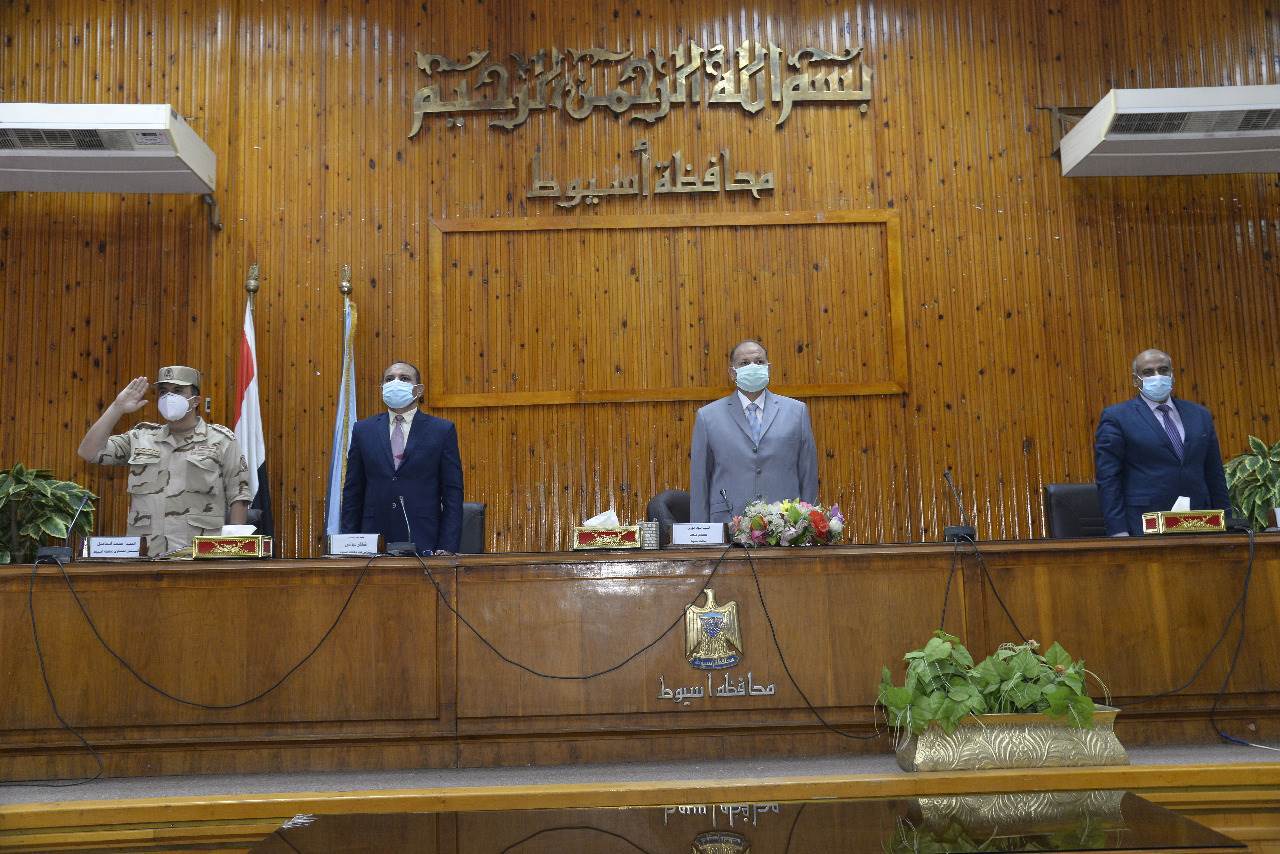 محافظ_أسيوط_يترأس_جلسة_المجلس_التنفيذي_للمحافظة_ويعلن_الموافقة_برامج_التنمية_المحلية_(1)