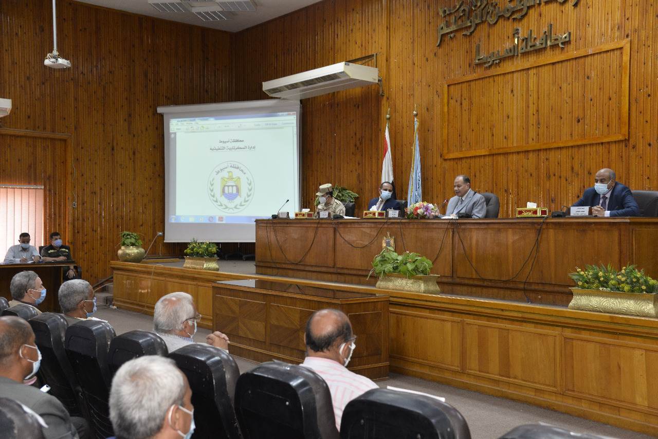 محافظ_أسيوط_يترأس_جلسة_المجلس_التنفيذي_للمحافظة_ويعلن_الموافقة_برامج_التنمية_المحلية_(10)