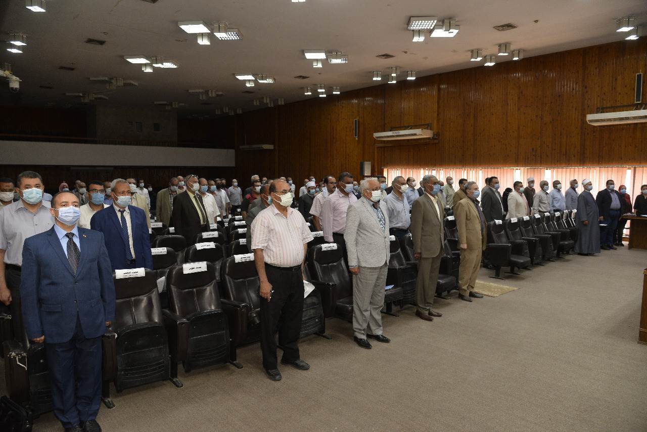 محافظ_أسيوط_يترأس_جلسة_المجلس_التنفيذي_للمحافظة_ويعلن_الموافقة_برامج_التنمية_المحلية_(2)