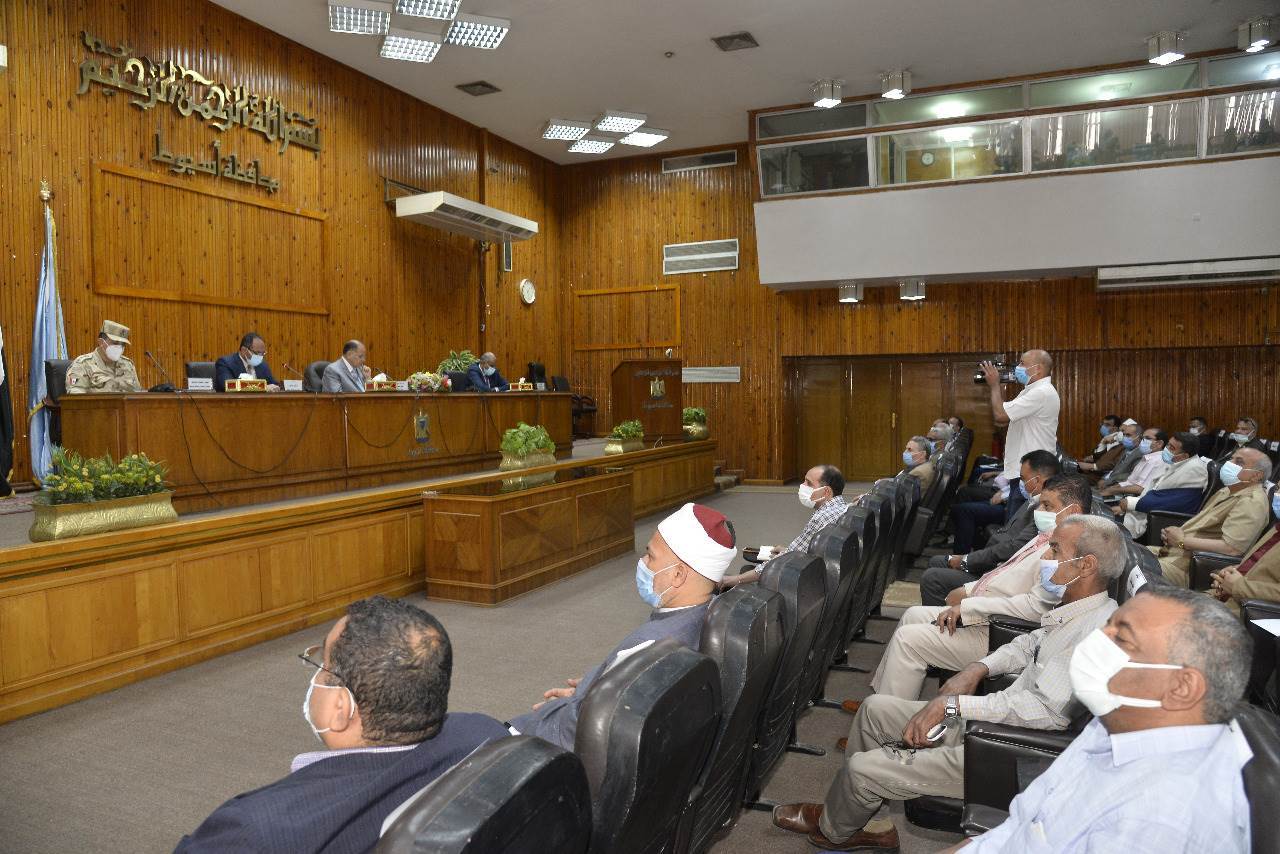 محافظ_أسيوط_يترأس_جلسة_المجلس_التنفيذي_للمحافظة_ويعلن_الموافقة_برامج_التنمية_المحلية_(6)