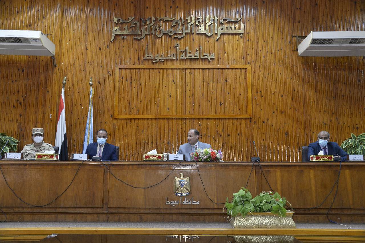 محافظ_أسيوط_يترأس_جلسة_المجلس_التنفيذي_للمحافظة_ويعلن_الموافقة_برامج_التنمية_المحلية_(8)
