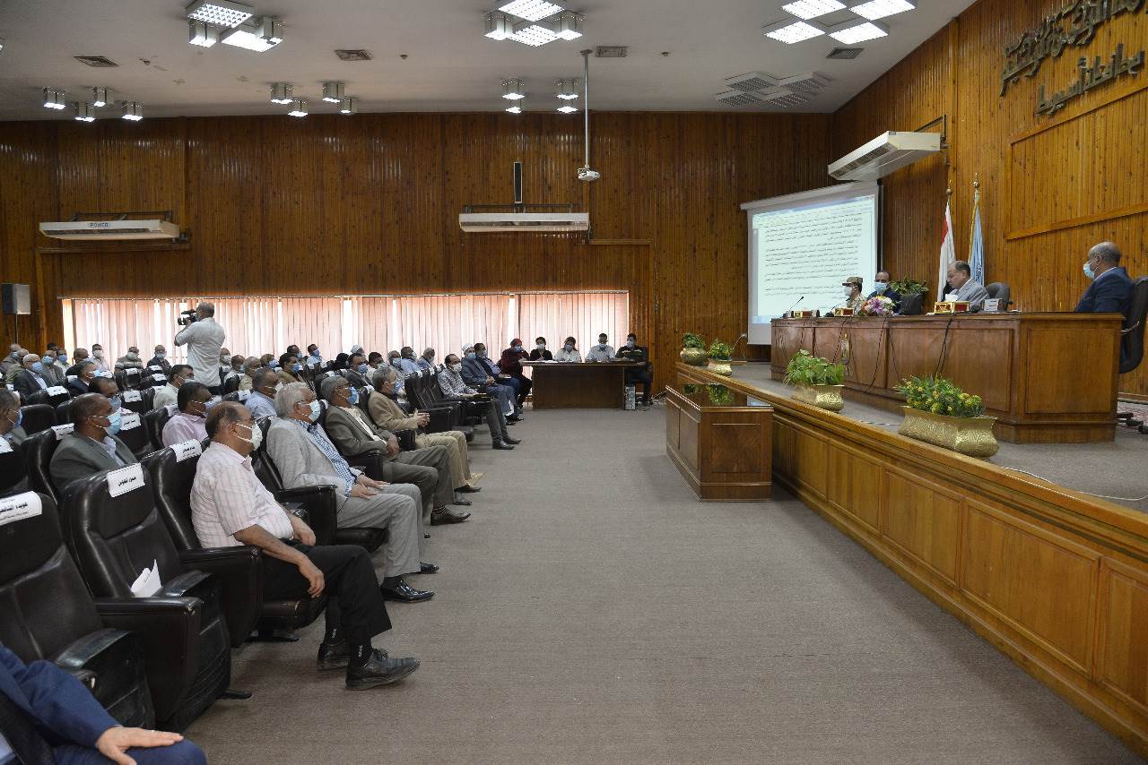 محافظ_أسيوط_يترأس_جلسة_المجلس_التنفيذي_للمحافظة_ويعلن_الموافقة_برامج_التنمية_المحلية_(9)