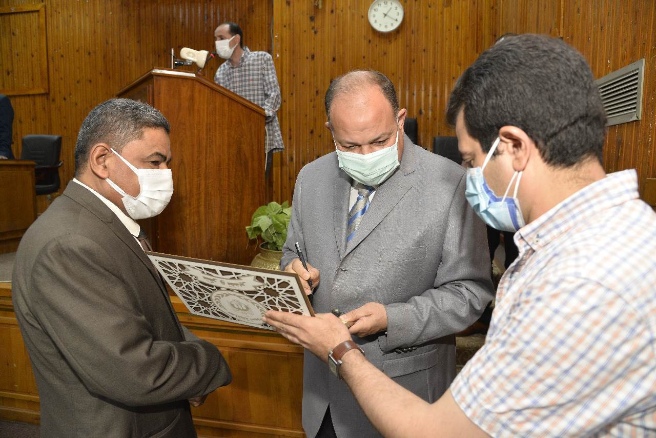 محافظ_أسيوط_يكرم_مدير_إدارة_الشئون_الادارية_بالديوان_العام_لبلوغه_المعاش_(1)