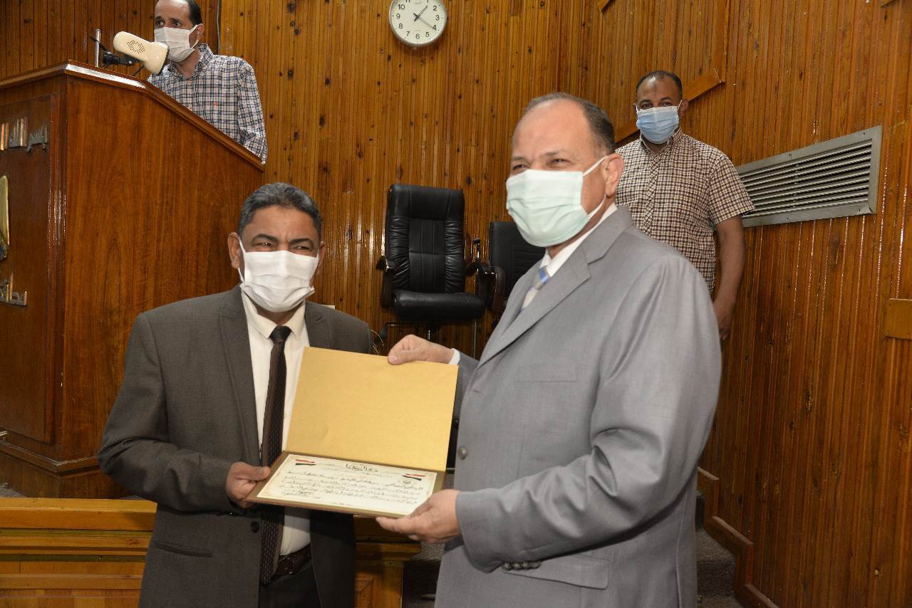 محافظ_أسيوط_يكرم_مدير_إدارة_الشئون_الادارية_بالديوان_العام_لبلوغه_المعاش_(2)