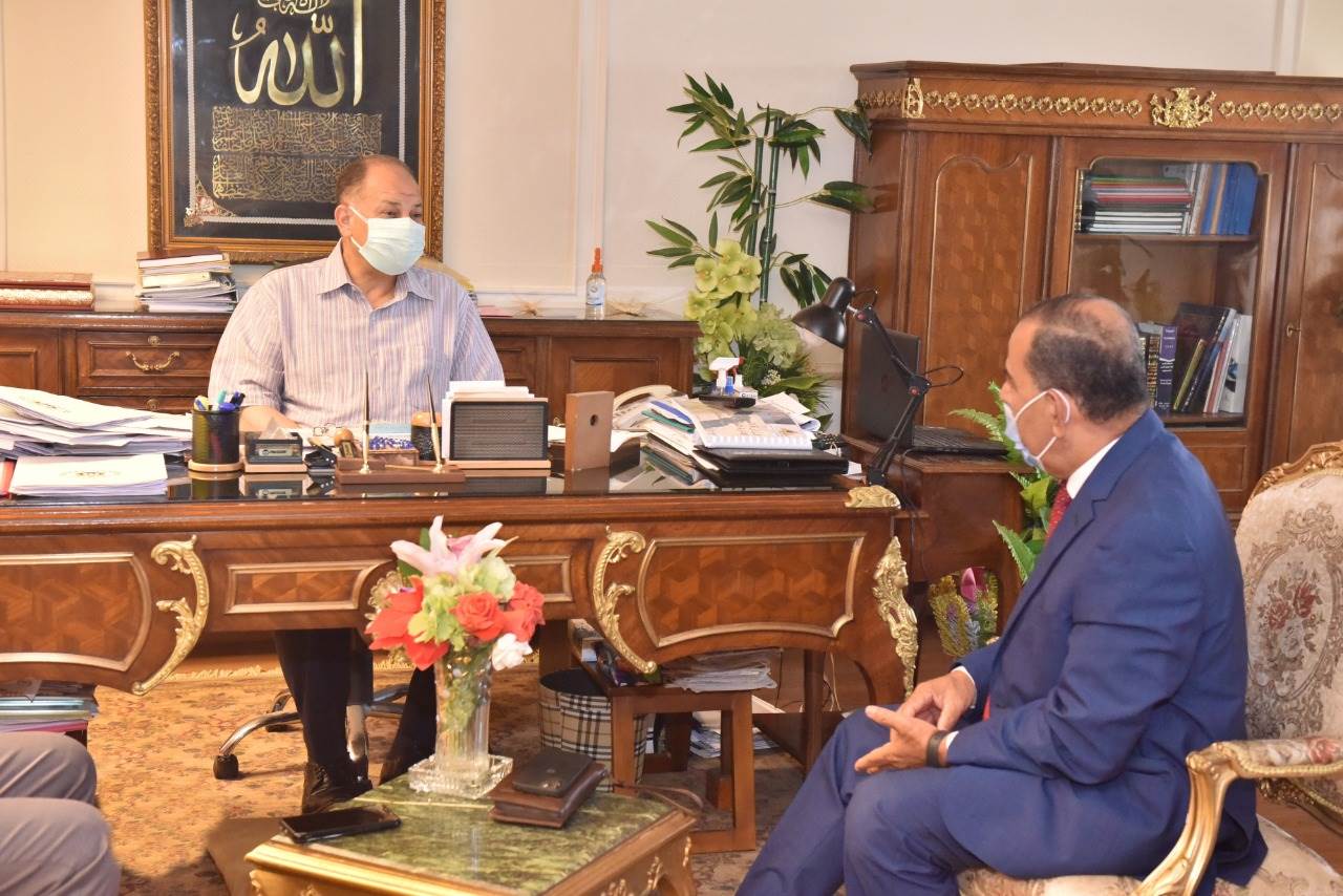 محافظ_أسيوط_يلتقي_رئيس_الشركة_المالية_والصناعية_المصرية_للأسمدة_(1)