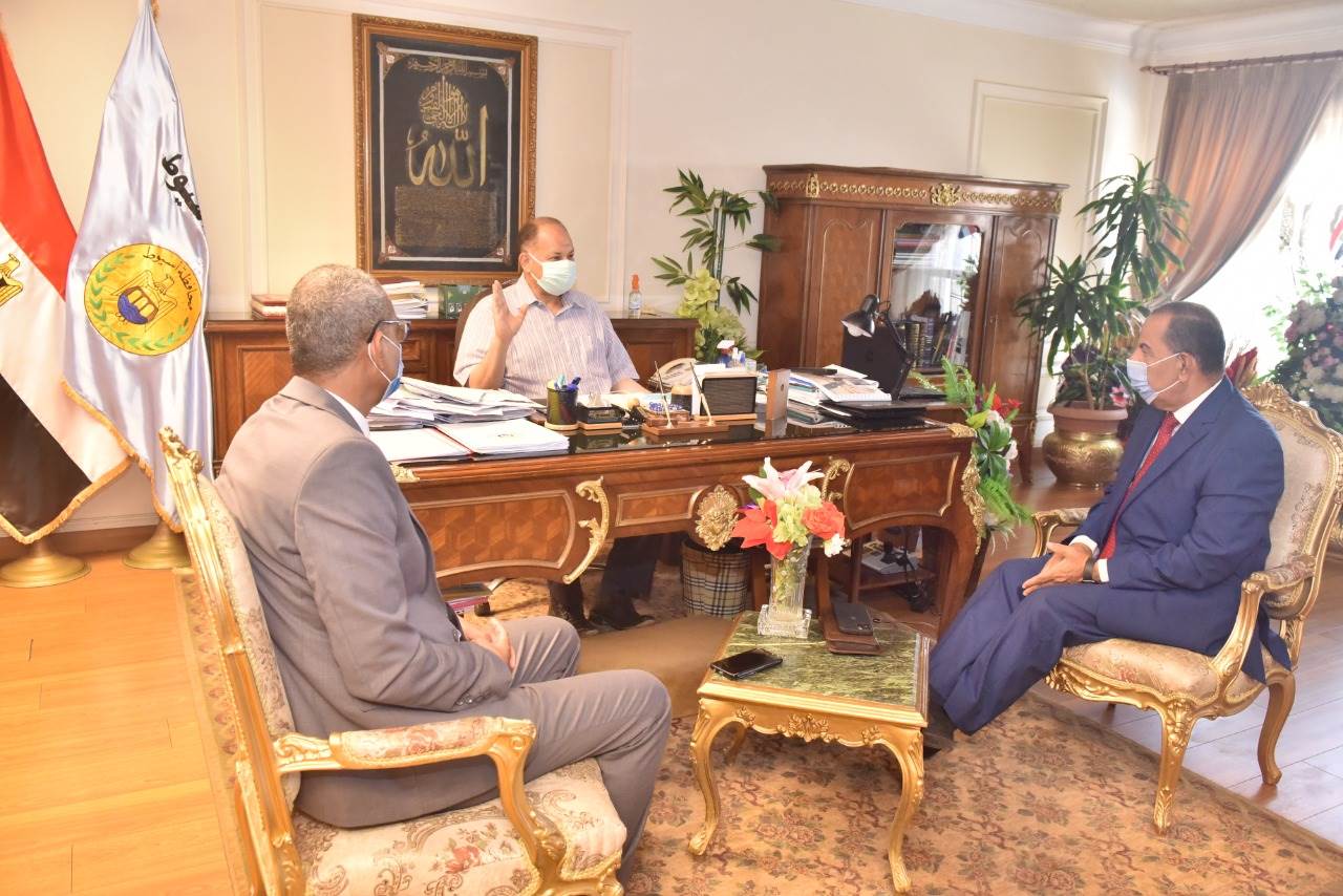 محافظ_أسيوط_يلتقي_رئيس_الشركة_المالية_والصناعية_المصرية_للأسمدة_(2)