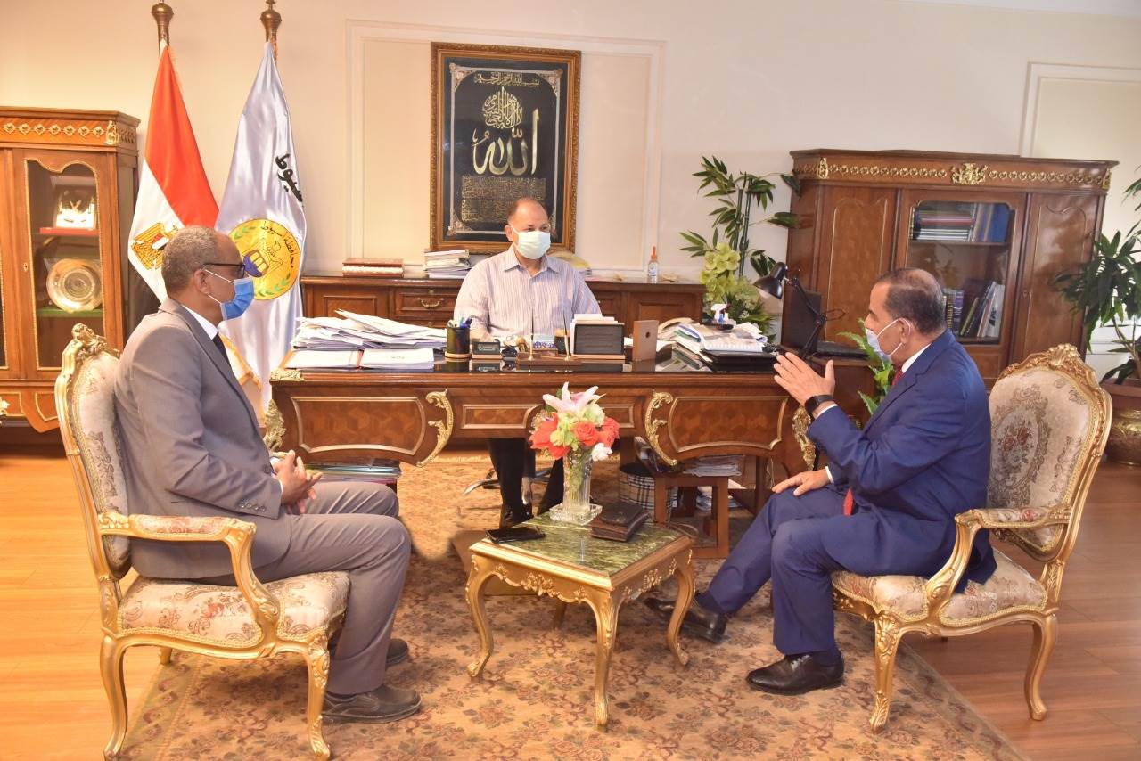 محافظ_أسيوط_يلتقي_رئيس_الشركة_المالية_والصناعية_المصرية_للأسمدة_(4)