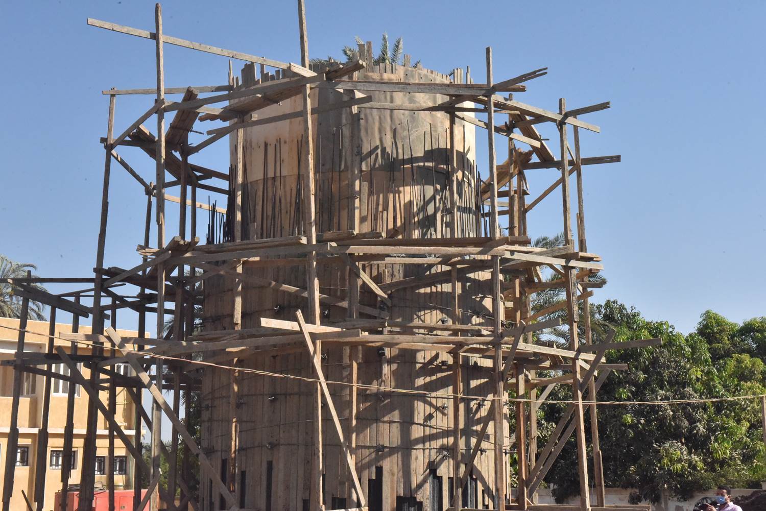 محافظ_أسيوط_يتفقد_انشاء_محطة_رفع_وخط_طرد_صرف_صحى_قرية_التناغة_الشرقية_(13)_-_Copy