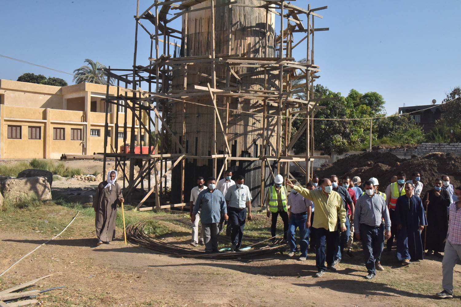 محافظ_أسيوط_يتفقد_انشاء_محطة_رفع_وخط_طرد_صرف_صحى_قرية_التناغة_الشرقية_(15)_-_Copy