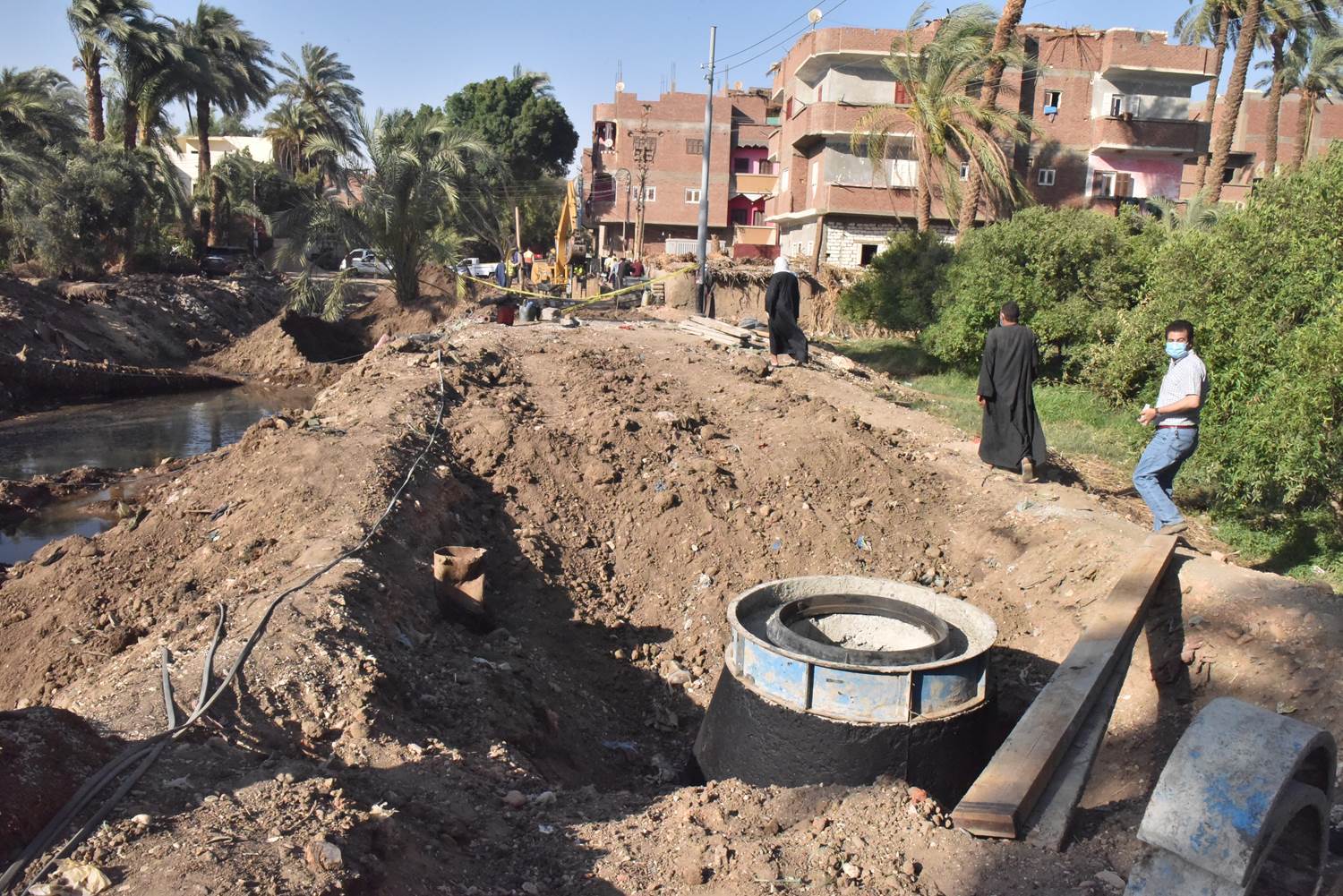 محافظ_أسيوط_يتفقد_انشاء_محطة_رفع_وخط_طرد_صرف_صحى_قرية_التناغة_الشرقية_(16)_-_Copy