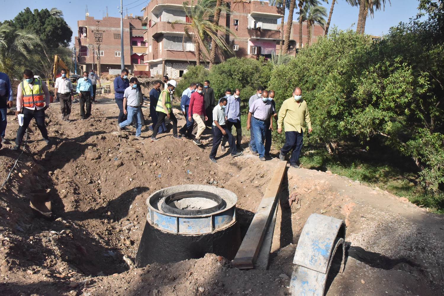محافظ_أسيوط_يتفقد_انشاء_محطة_رفع_وخط_طرد_صرف_صحى_قرية_التناغة_الشرقية_(8)_-_Copy