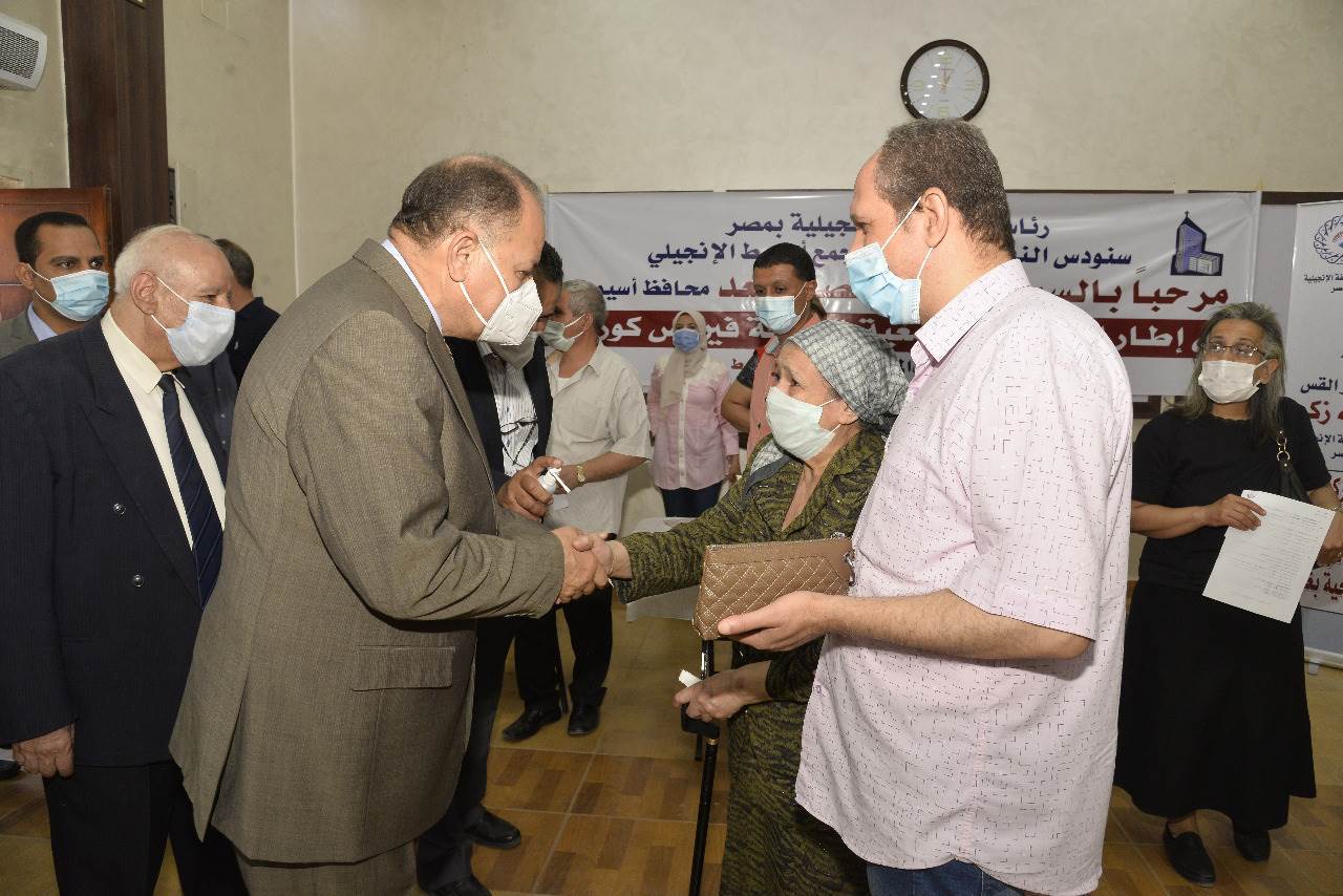 محافظ_أسيوط_يتفقد_المبادرة_المجتمعية_للطائفة_الانجيلية_لتطعيم_المواطنين_(10)