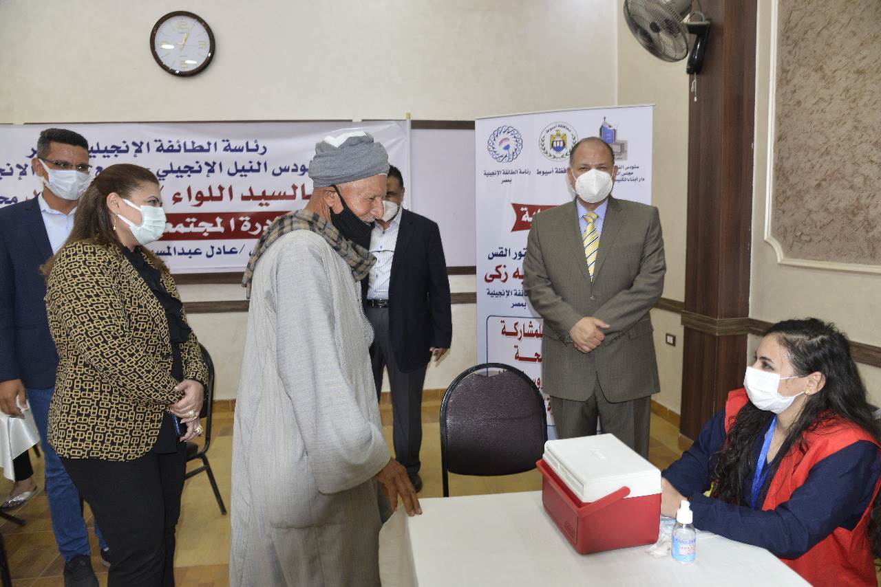 محافظ_أسيوط_يتفقد_المبادرة_المجتمعية_للطائفة_الانجيلية_لتطعيم_المواطنين_(11)