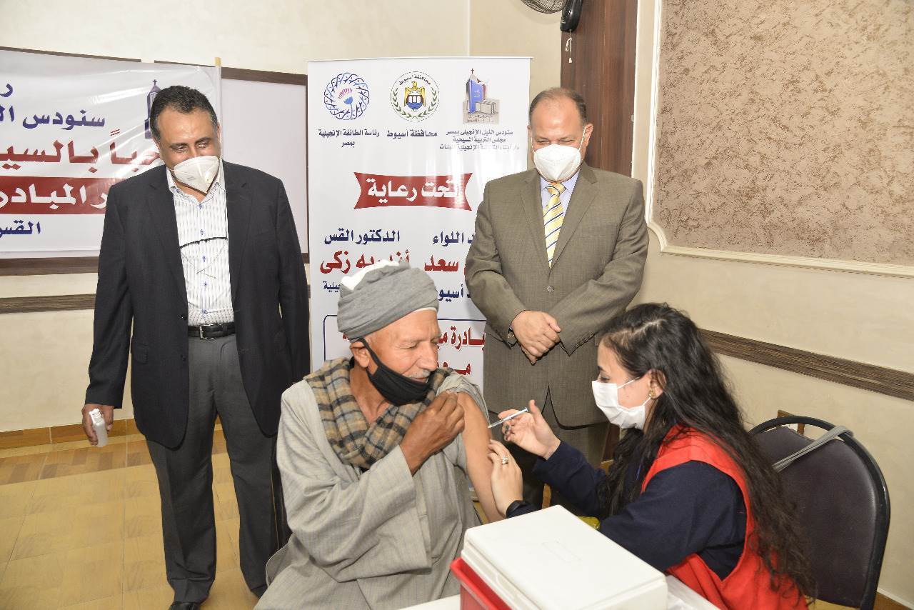 محافظ_أسيوط_يتفقد_المبادرة_المجتمعية_للطائفة_الانجيلية_لتطعيم_المواطنين_(12)