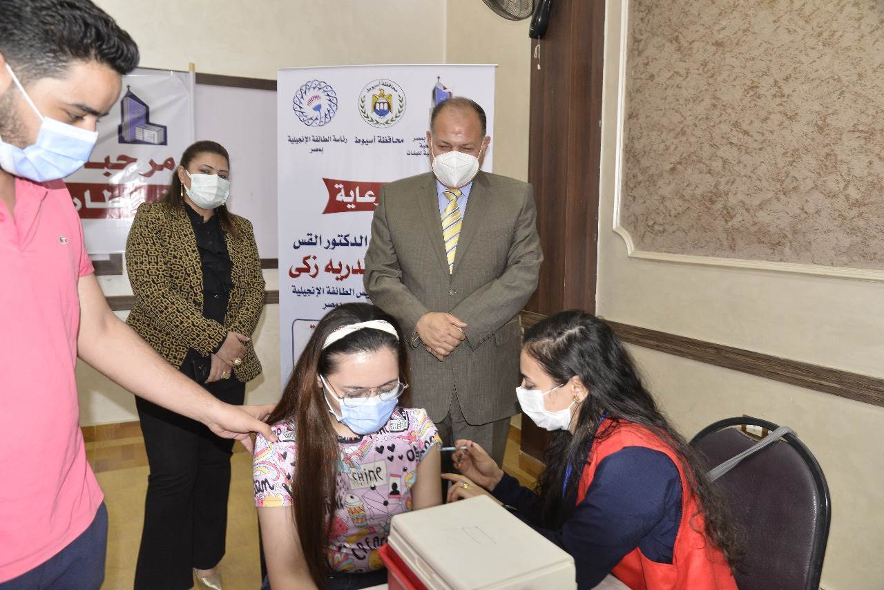 محافظ_أسيوط_يتفقد_المبادرة_المجتمعية_للطائفة_الانجيلية_لتطعيم_المواطنين_(13)