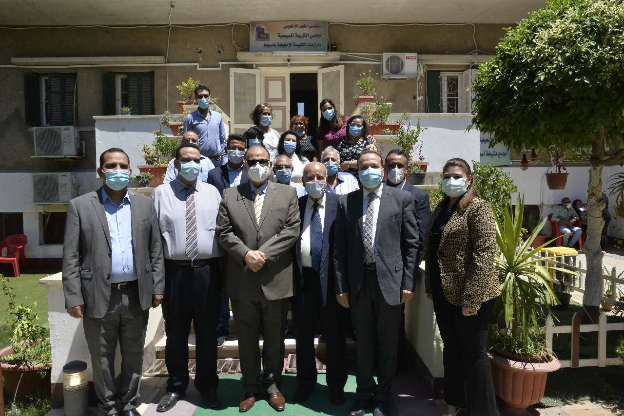 محافظ_أسيوط_يتفقد_المبادرة_المجتمعية_للطائفة_الانجيلية_لتطعيم_المواطنين_(14)