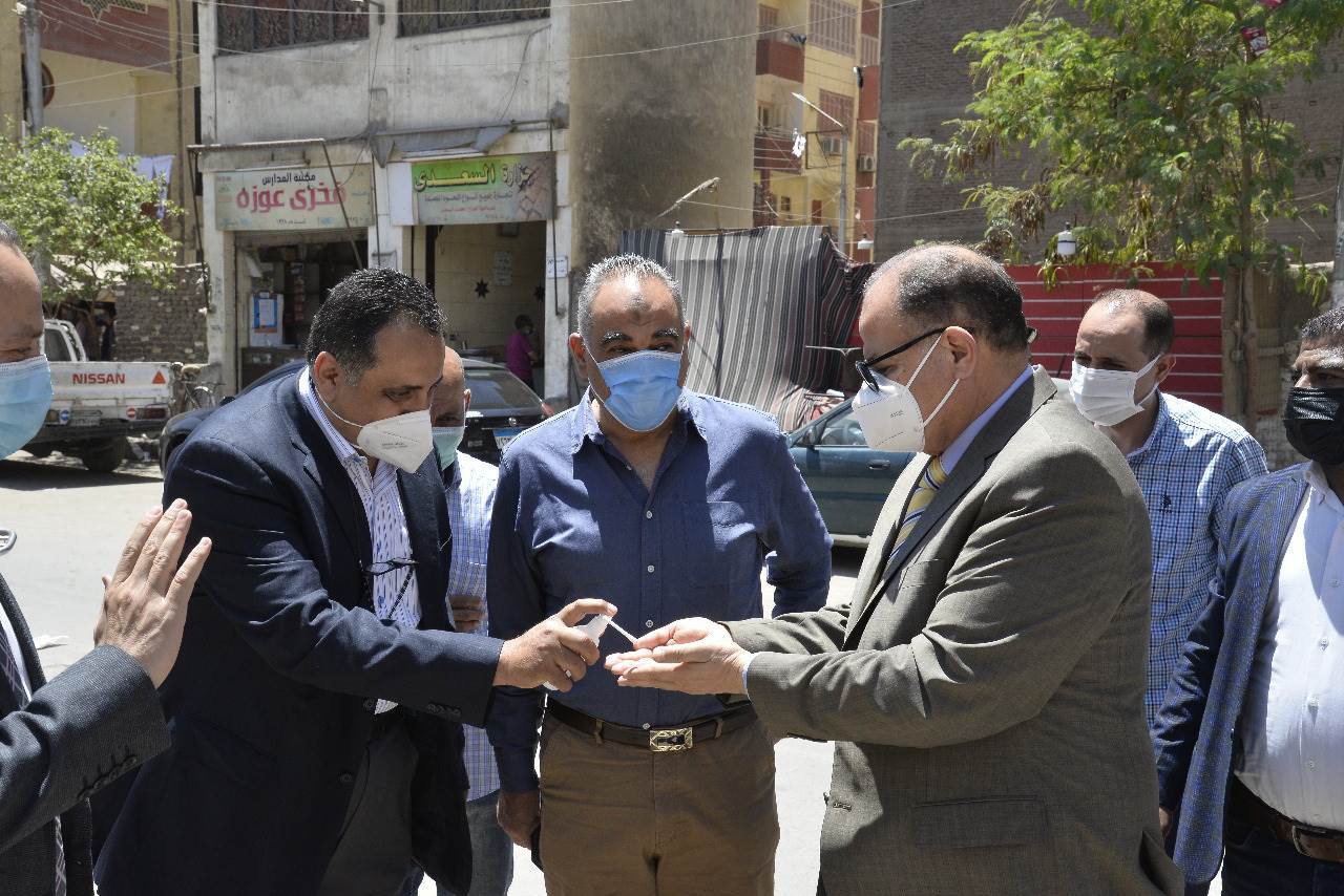 محافظ_أسيوط_يتفقد_المبادرة_المجتمعية_للطائفة_الانجيلية_لتطعيم_المواطنين_(2)
