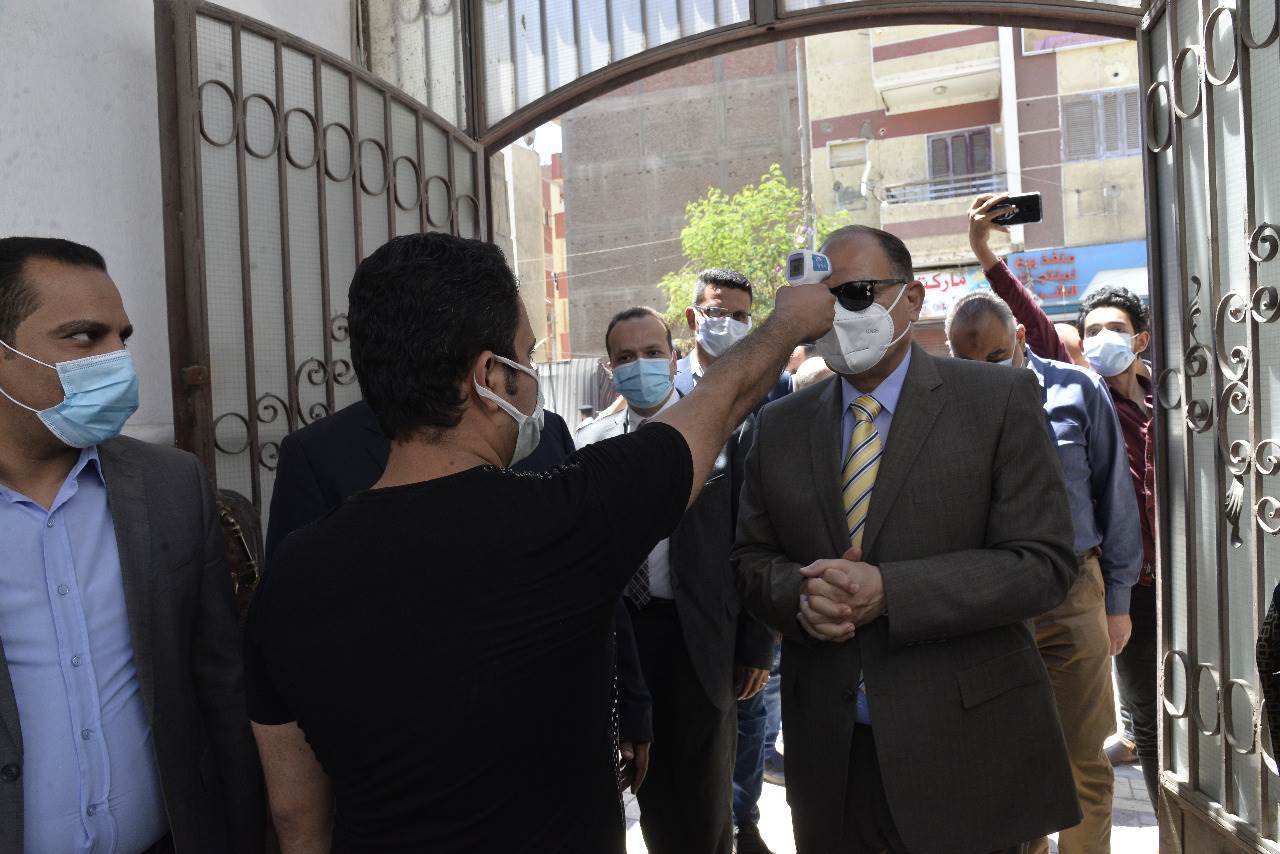 محافظ_أسيوط_يتفقد_المبادرة_المجتمعية_للطائفة_الانجيلية_لتطعيم_المواطنين_(3)