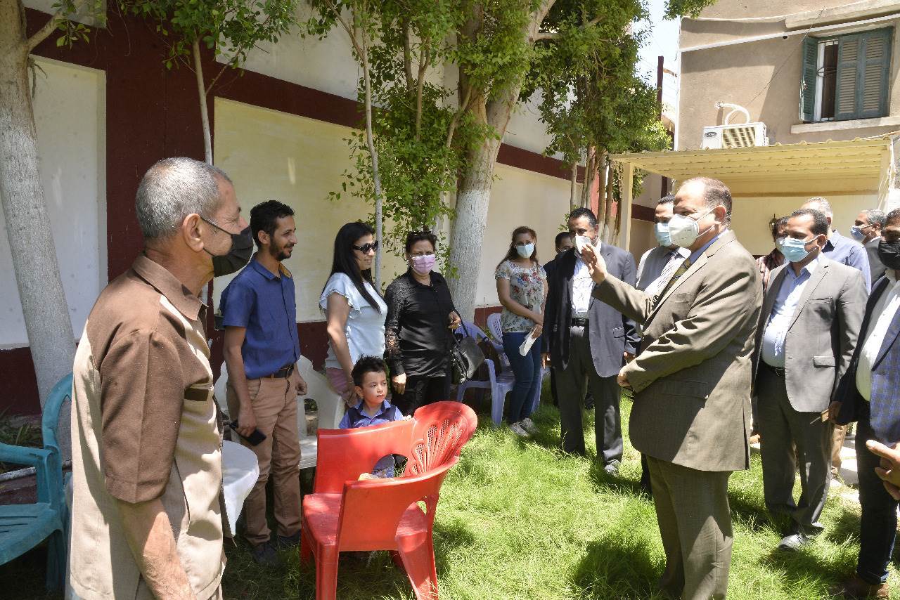 محافظ_أسيوط_يتفقد_المبادرة_المجتمعية_للطائفة_الانجيلية_لتطعيم_المواطنين_(5)