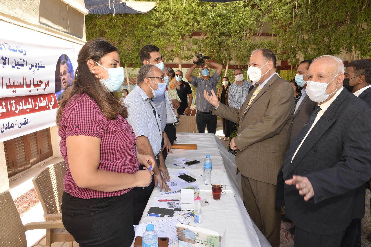 محافظ_أسيوط_يتفقد_المبادرة_المجتمعية_للطائفة_الانجيلية_لتطعيم_المواطنين_(6)