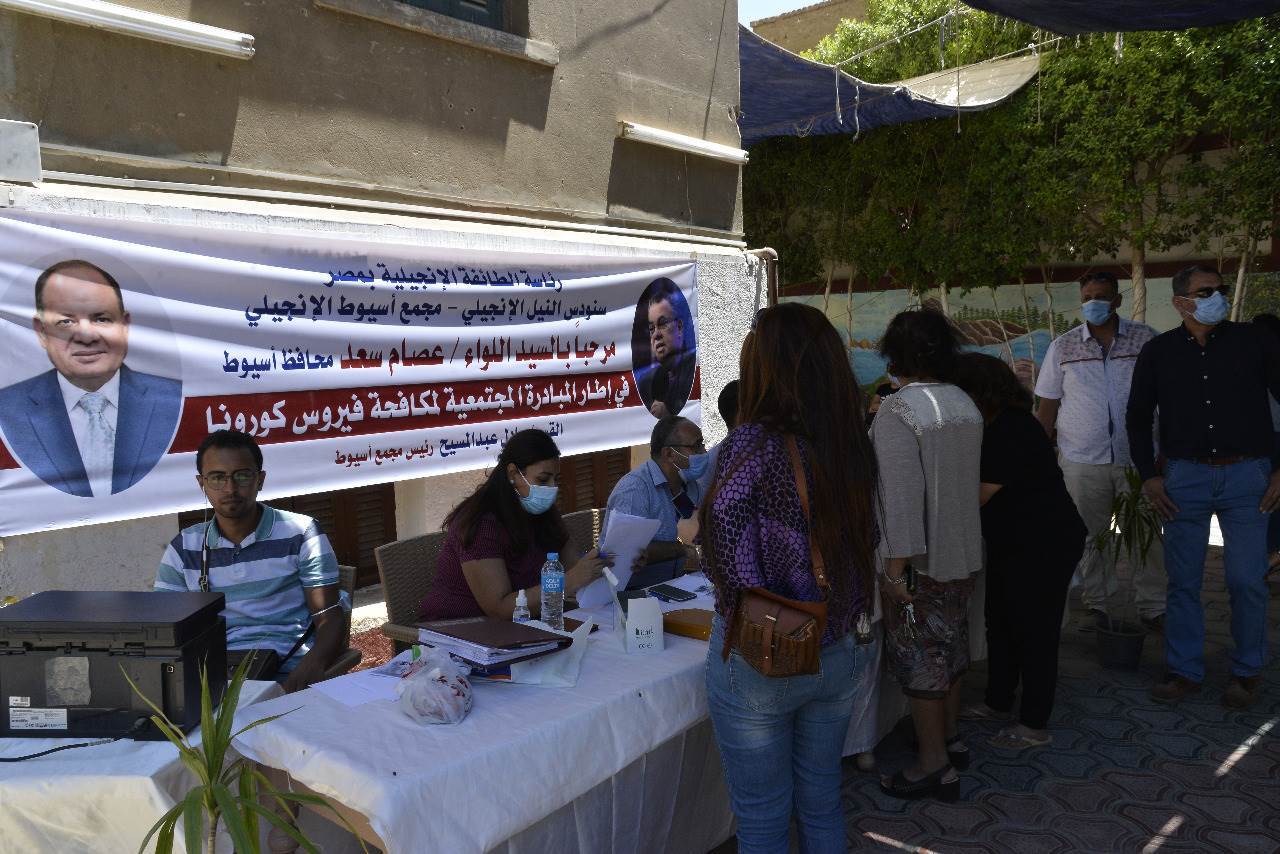 محافظ_أسيوط_يتفقد_المبادرة_المجتمعية_للطائفة_الانجيلية_لتطعيم_المواطنين_(7)