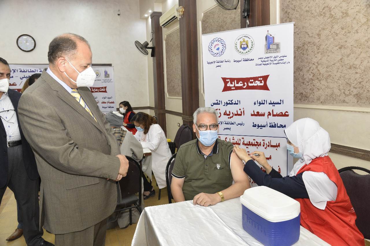 محافظ_أسيوط_يتفقد_المبادرة_المجتمعية_للطائفة_الانجيلية_لتطعيم_المواطنين_(9)