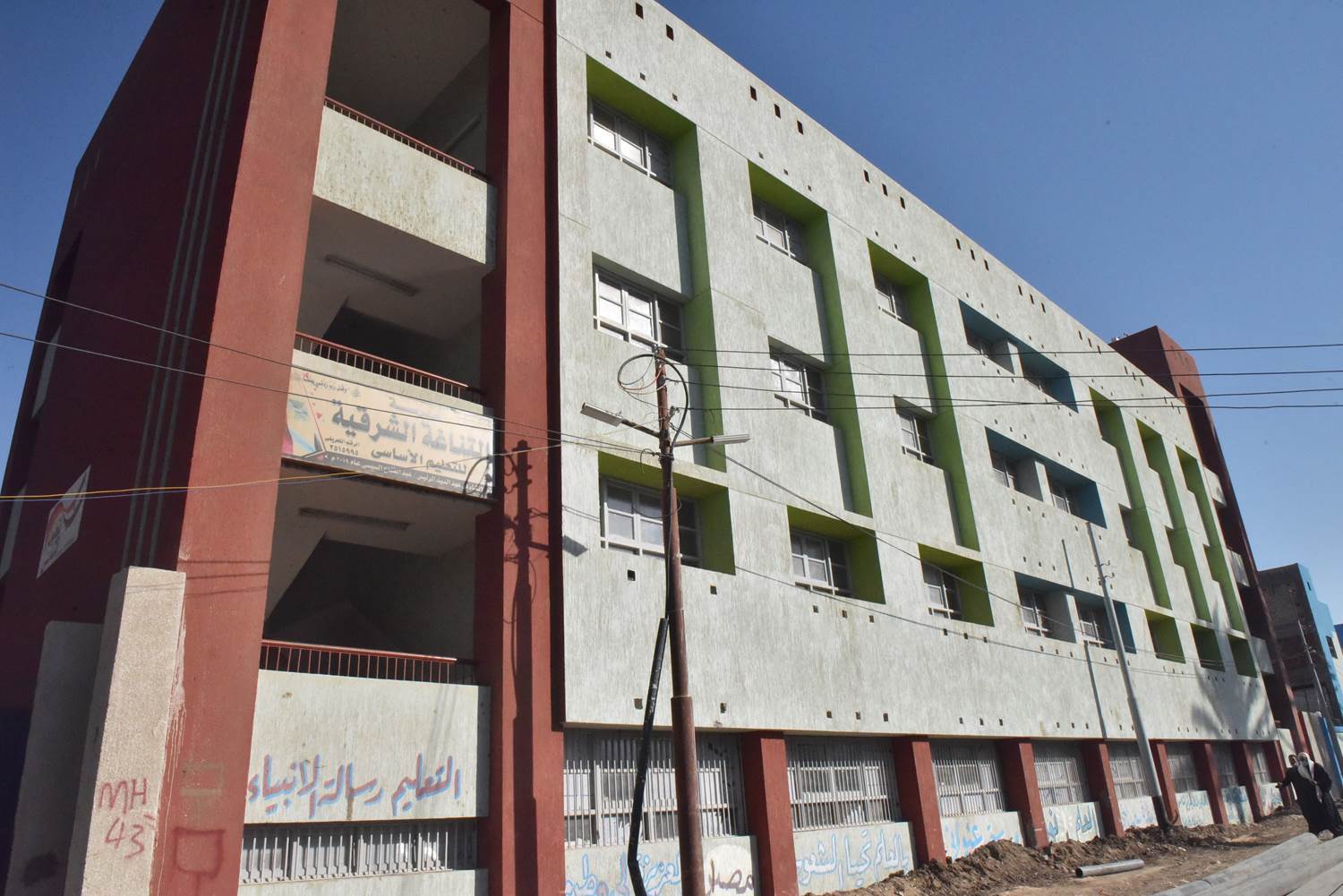 محافظ_أسيوط_يتفقد_انشاء_مدرسة_التناغة_الشرقية_الثانوية_ووحدة_اطفاء_بساحل_سليم_(18)