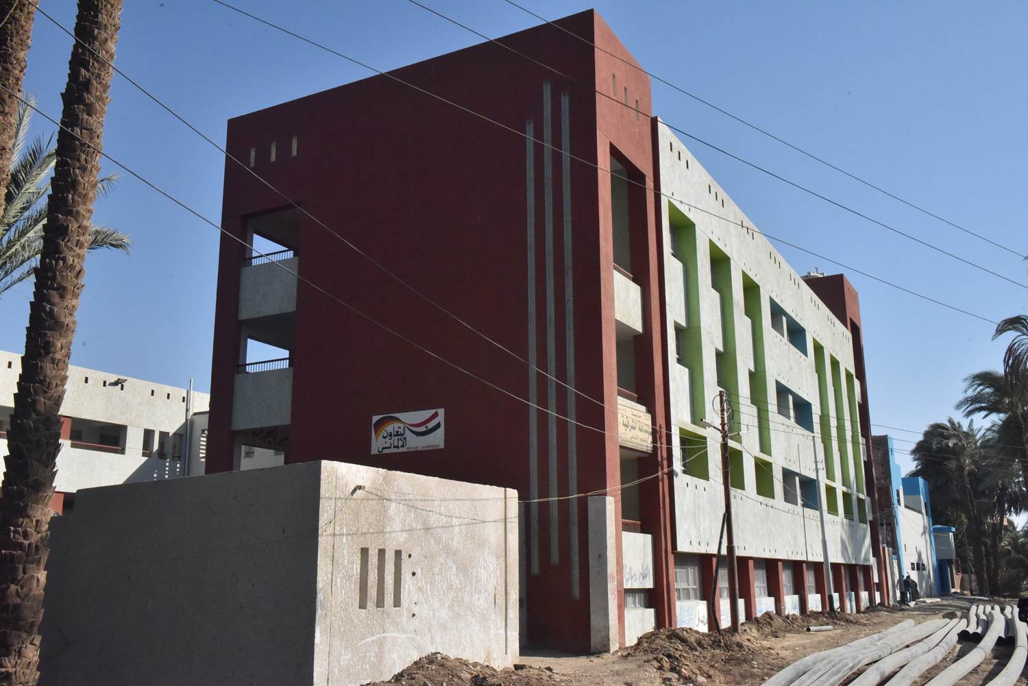 محافظ_أسيوط_يتفقد_انشاء_مدرسة_التناغة_الشرقية_الثانوية_ووحدة_اطفاء_بساحل_سليم_(20)