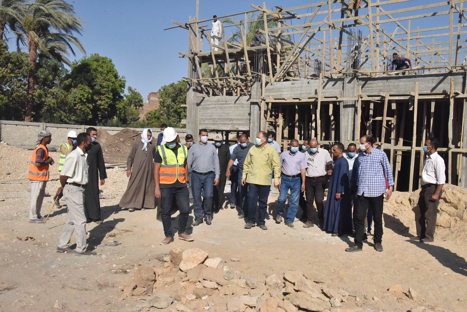 محافظ_أسيوط_يتفقد_انشاء_مدرسة_التناغة_الشرقية_الثانوية_ووحدة_اطفاء_بساحل_سليم_(7)