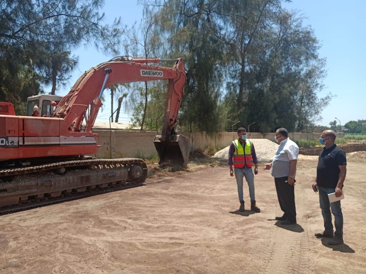 السكرتير_المساعد_يتفقد_مشروعات_حياة_كريمة_بمركز_أبنوب_(2)