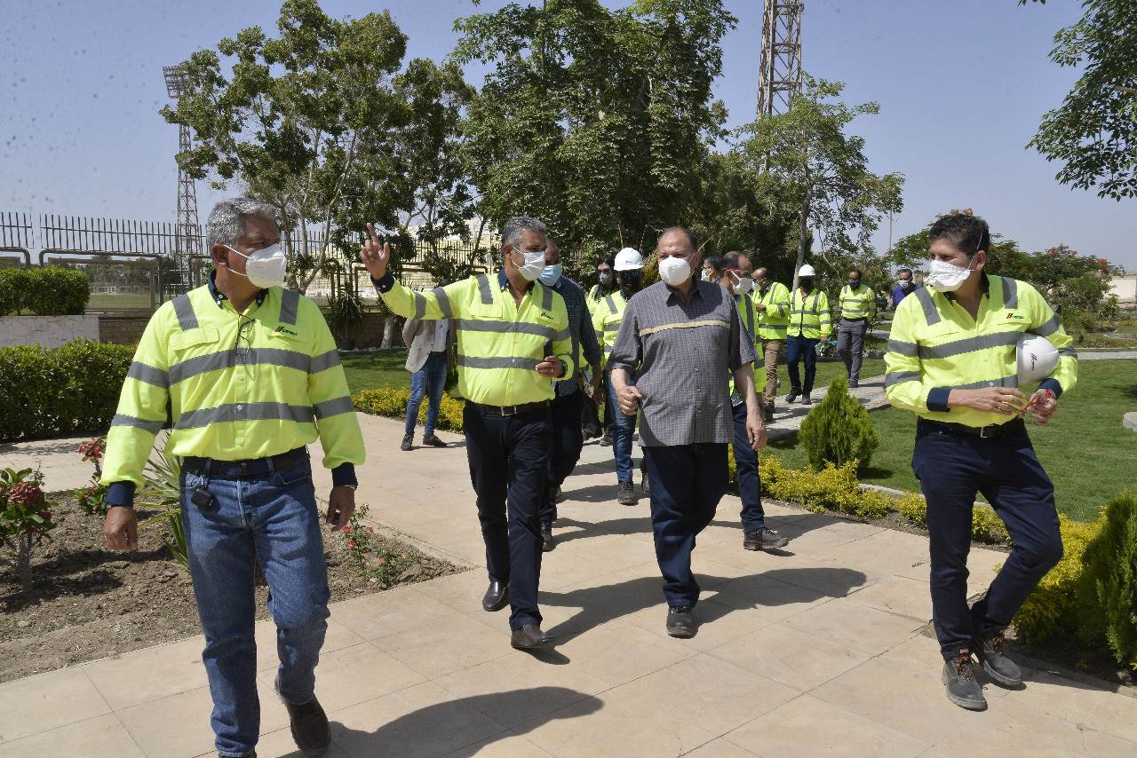 محافظ_أسيوط_ورئيس_سيمكس_يتفقدان_مزرعة_الشركة_والمدينة_الرياضية_(10)