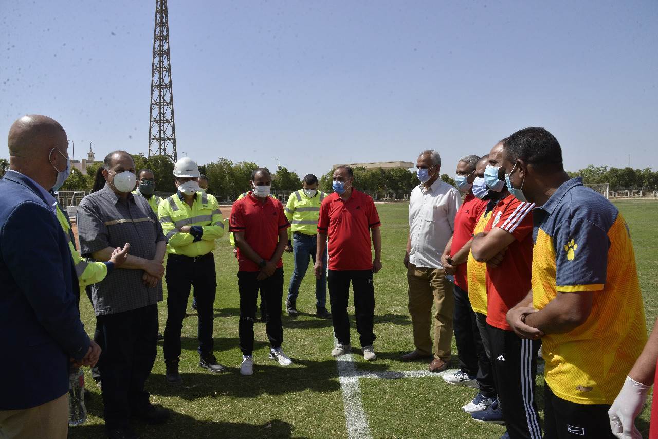 محافظ_أسيوط_ورئيس_سيمكس_يتفقدان_مزرعة_الشركة_والمدينة_الرياضية_(12)