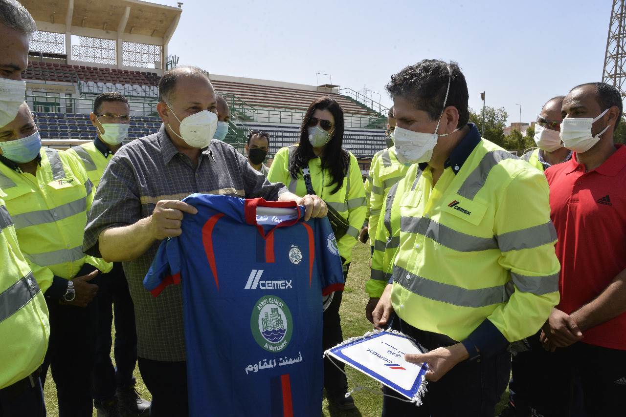 محافظ_أسيوط_ورئيس_سيمكس_يتفقدان_مزرعة_الشركة_والمدينة_الرياضية_(13)