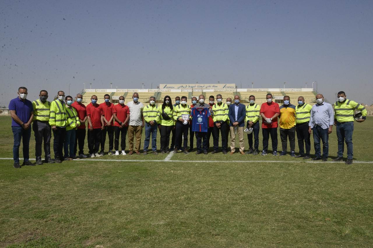 محافظ_أسيوط_ورئيس_سيمكس_يتفقدان_مزرعة_الشركة_والمدينة_الرياضية_(14)