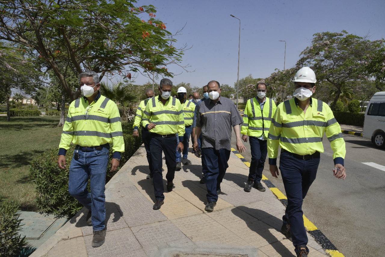 محافظ_أسيوط_ورئيس_سيمكس_يتفقدان_مزرعة_الشركة_والمدينة_الرياضية_(17)